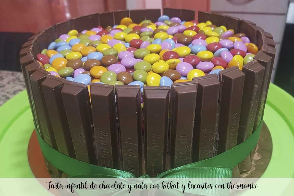 Gâteau au chocolat et à la crème pour enfants avec kitkat et lacasitos au thermomix