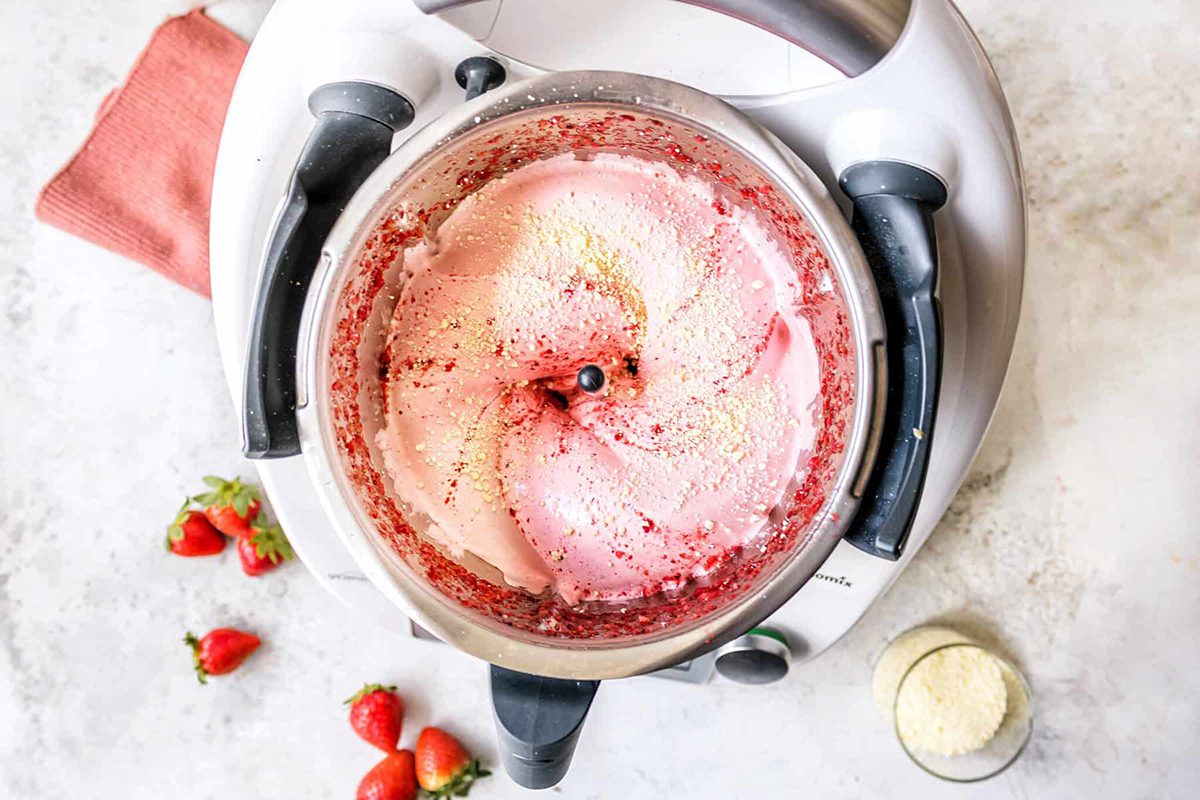 Glace moelleuse à la fraise et au chocolat blanc au Thermomix